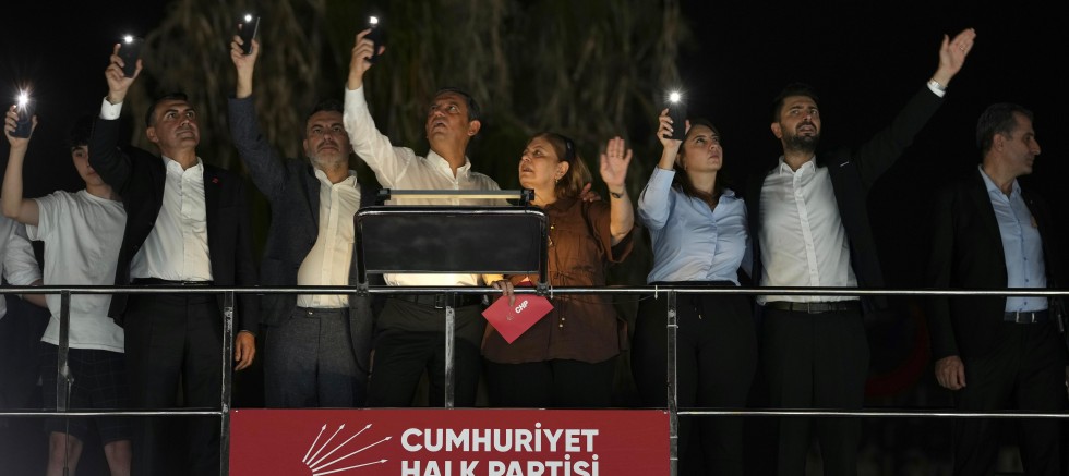 Adana sel oldu, Zeydan Karalar’a sahip çıkmak için Uğur Mumcu Meydanı’na aktı