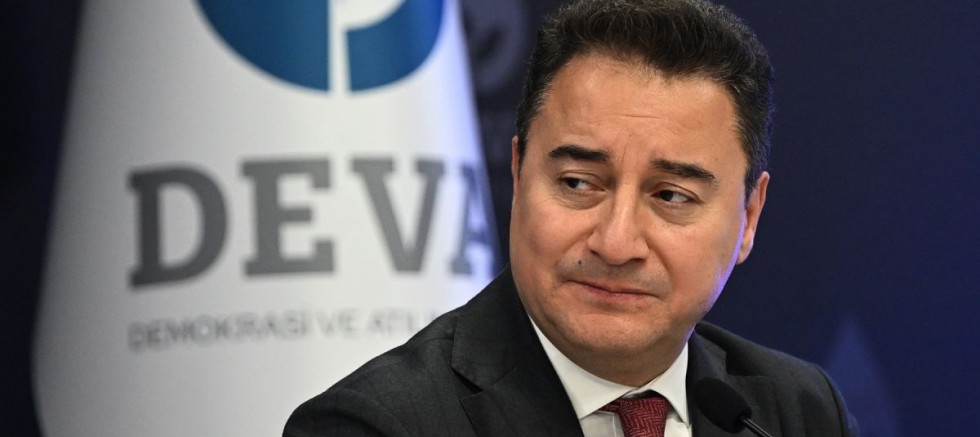 Ali Babacan şehit ailesi ve derneğini ziyaret etti  Türkiye bağımsız ve ayakta ise şehitler sayesinde