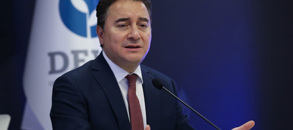 Babacan: “Biz, 200 bin deprem konutu parasına 400 bin konut rahat yapardık”