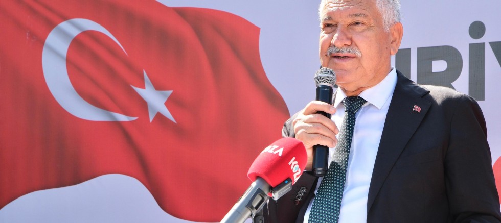 Büyükşehir Belediyesi;  Kızılay aracılığıyla Suriye’ye 3 tır insani yardım malzemesi gönderdi.