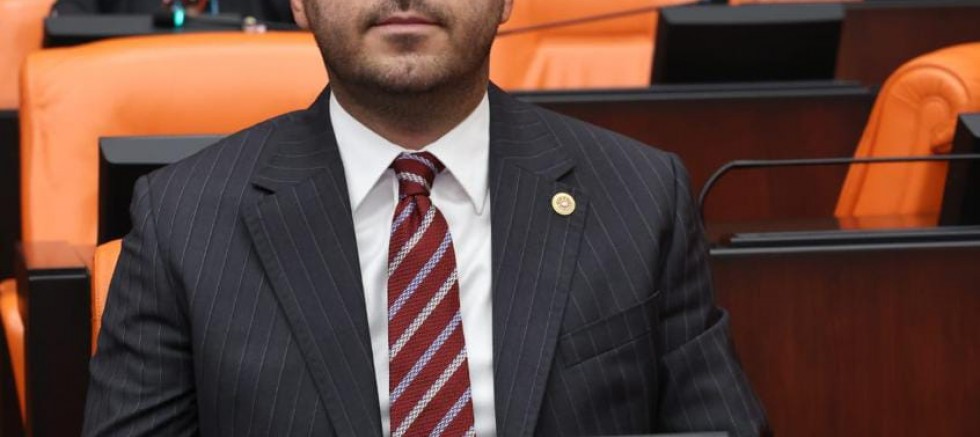 Cumhuriyet tarihinin en büyük sosyal konut projesi olarak tanıtılan ‘İlk Evim, ilk İş Yerim’ projesinin akıbetini soran CHP Milletvekili Cem Avşar; “Ortada Ne Ev Var Ne Arsa Ne İş Yeri”