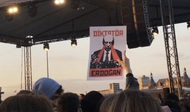 Diktatör Erdoğan' dövizi taşıyan 3 öğrenciye tutuklama! | Haberler > GÜNDEM