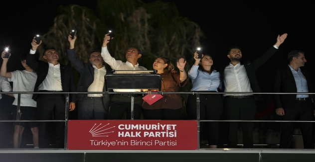 Adana sel oldu, Zeydan Karalar’a sahip çıkmak için Uğur Mumcu Meydanı’na aktı
