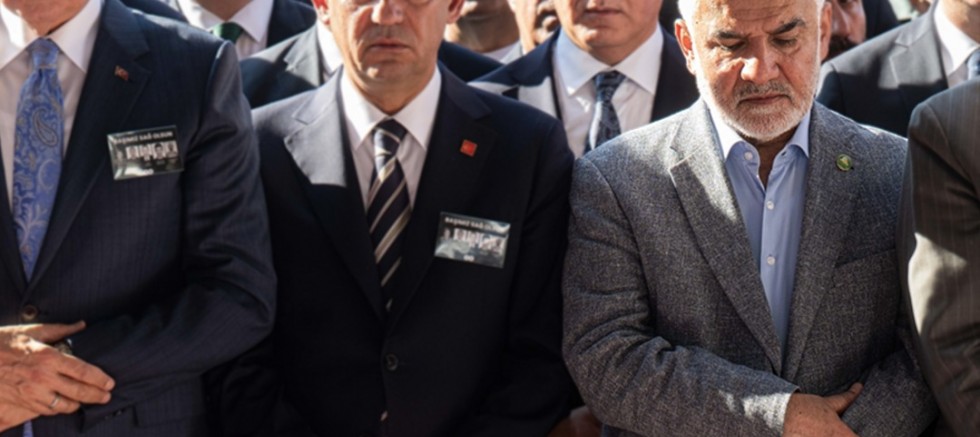HÜDA PAR Genel Başkanı Yapıcıoğlu yangında vefat eden AKUT gönüllerinin cenaze namazına katıldı