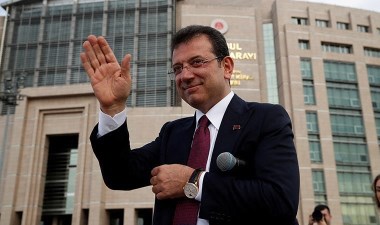 İmamoğlu Silivri'deki odasının resmini paylaştı: 'Hücremin duvarında şanlı bayrağımız asılı'