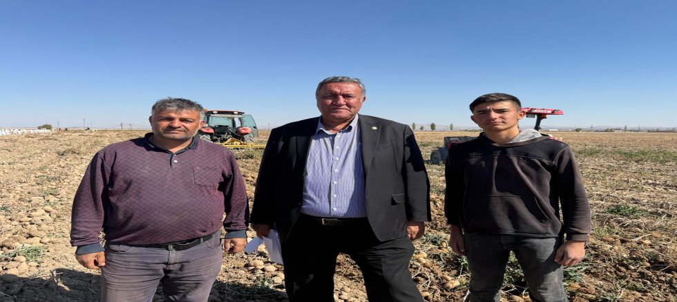 GÜRER “PATATES ÜRETİCİSİ MALİYETİN ALTINDA EZİLİYOR”     PATATES ÜRETİCİLERİ: “GÜBREYİ, SUYU, İLACI KISARAK ÜRETİM YAPAR OLDUK”     CHP’li Ömer Fethi Gürer: “TMO alıma girmeli, devlet üreticinin yanında olmalı”