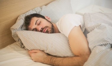 Başınızı yastığa koyduğunuz anda uyumanın sırrı bu alışkanlıklarda saklı: Hızlıca uykuya dalmanızı sağlayacak 6 etkili yöntem