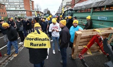 Fransa'da çiftçiler eylemde: Traktörler trafiği aksattı