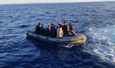 İzmir açıklarında 129 düzensiz göçmen yakalandı - Son Dakika Türkiye Haberleri | Cumhuriyet