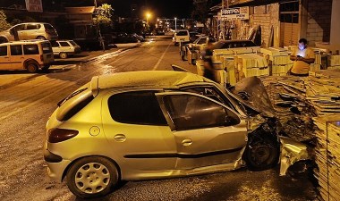 Otomobil iş yerinin bahçesine daldı: Sürücü yaralandı - Son Dakika Türkiye Haberleri | Cumhuriyet
