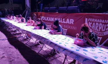 Tekirdağ'da karpuz yeme yarışması: 2 kilo karpuzu en erken bitirene altın - Son Dakika Türkiye Haberleri | Cumhuriyet