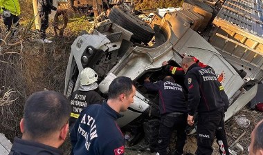 Virajı alamayan tır tarlaya uçtu: 1 kişinin cesedine ulaşılmaya çalışıyor!