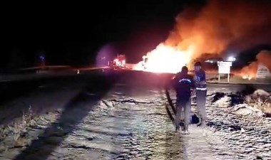 Yolda panik anları... Nevşehir'de seyir halindeki TIR alev alev yandı! - Son Dakika Türkiye Haberleri | Cumhuriyet